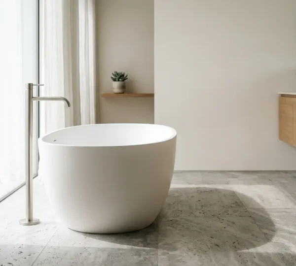 Baignoire îlot moderne dans une salle de bain épurée avec robinetterie sur pied