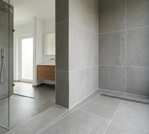 Vue détaillée d'une douche à l'italienne moderne avec carrelage et système d'évacuation