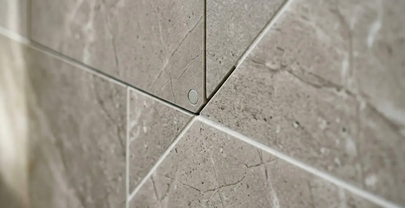Détail macro d'une trappe de visite parfaitement intégrée dans un carrelage mural